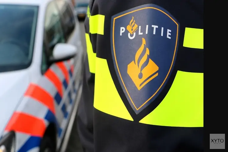 Politieauto botst op stilstaande auto op A79