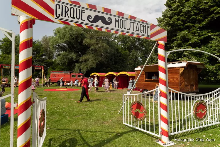 Circus Snor sluit zomertour show Chapeau! af bij Kasteel Hoensbroek